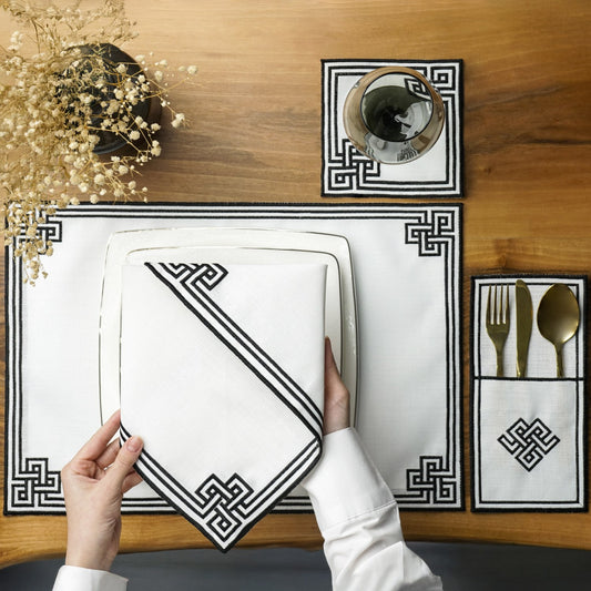 Ramazan iftar seti, siyah geometrik nakışlı amerikan servis, peçete, bardak altlığı ve çatal bıçak kesesi üstten