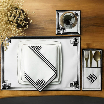 Siyah nakışlı iftar seti sofra düzeni, kuru çiçek ve bardak altlığıyla üstten görünüm