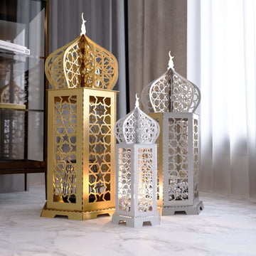 Ramazan kandili metal dekor, 3'lü set: altın büyük kandil ve iki beyaz küçük kandil mermer zeminde