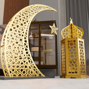 Altın Ramazan kandili ve hilal dekor, vitrinli dolabın önünde yakın kadraj