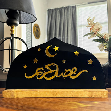 Siyah pleksi Ramazan Kerim masa dekoru, altın akrilik yazı ve ahşap stand, geniş ön görünüm