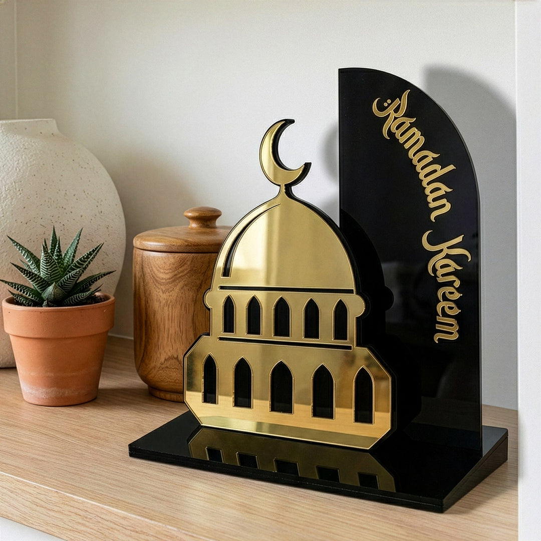 altin pleksi ile yazili ramazan kerim ve cami silueti olan siyah akrlik masaustu dekor islamicwallarttr