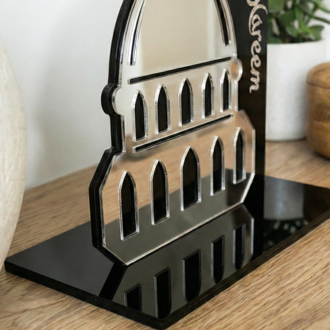 ramazan kerim yazili siyah akrilik uzeri gumus pleksili masaustu dekorun cami kismi yakin cekim islamicwallarttr