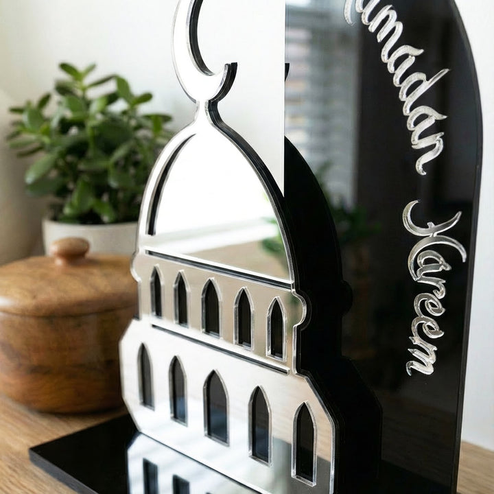 ramazan kerim yazili cami siluetli siyah akrilik uzeri gumus pleksili masaustu dekor yakin cekim islamicwallarttr
