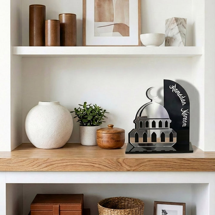 gumus pleksi ile yazili ramazan kerim ve cami silueti olan siyah akrlik masaustu dekor sik ve estetik islamicwallarttr