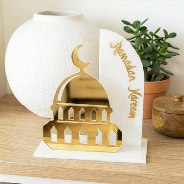 Buzlu üzeri altın cami silüetli Ramazan Kerim dekoru, büyük vazonun yanında yakın çekim