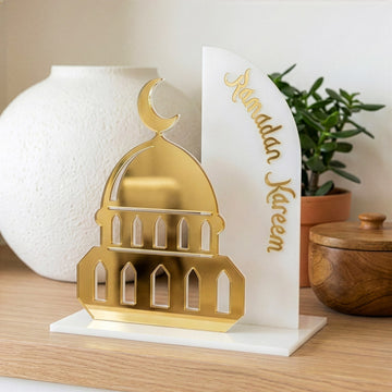 Buzlu beyaz panel üzerinde altın aynalı kubbe ve hilal, Ramazan Kerim yazılı masa dekoru