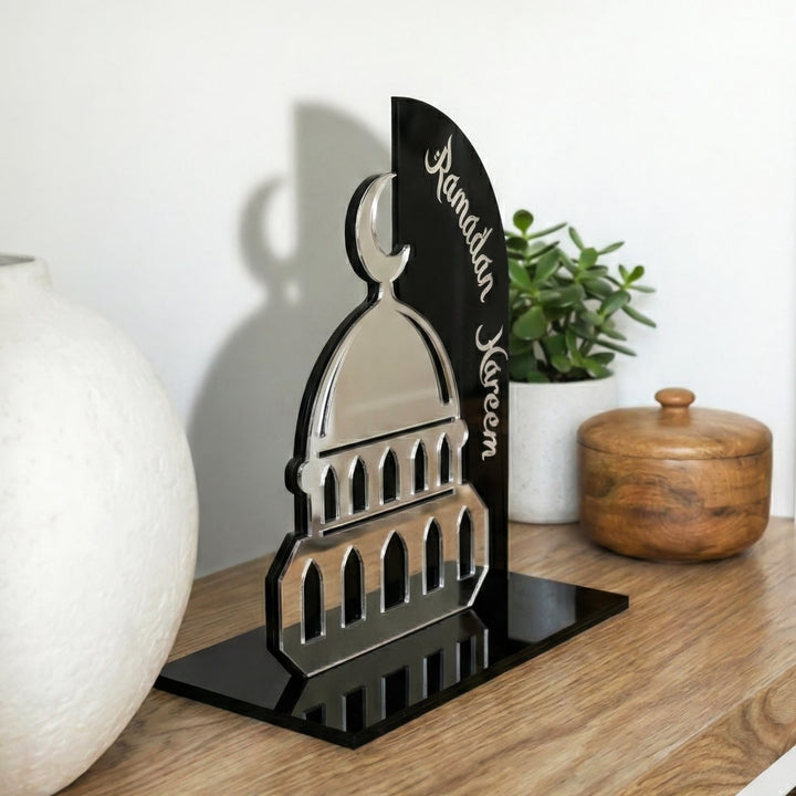 ramazan kerim yazili cami siluetli masa ustu siyah akrilik uzeri gumus pleksi dekor islamicwallarttr