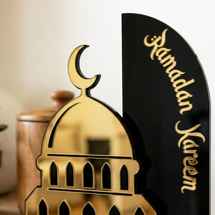 ramazan kerim yazili cami siluetli siyah akrilik uzeri altin pleksili masaustu dekor yakin cekim islamicwallarttr