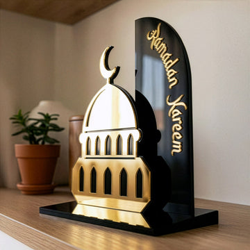Siyah üzeri altın Ramazan Kerim cami silüetli akrilik masa üstü dekor, rafta açılı görünüm