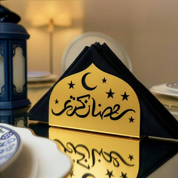 Ramazan Kerim yazılı hilal ve yıldızlı altın metal peçetelik, iftar masasında