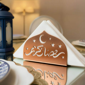 Ramazan Kerim yazılı hilal ve yıldızlı bakır metal peçetelik, iftar masasında