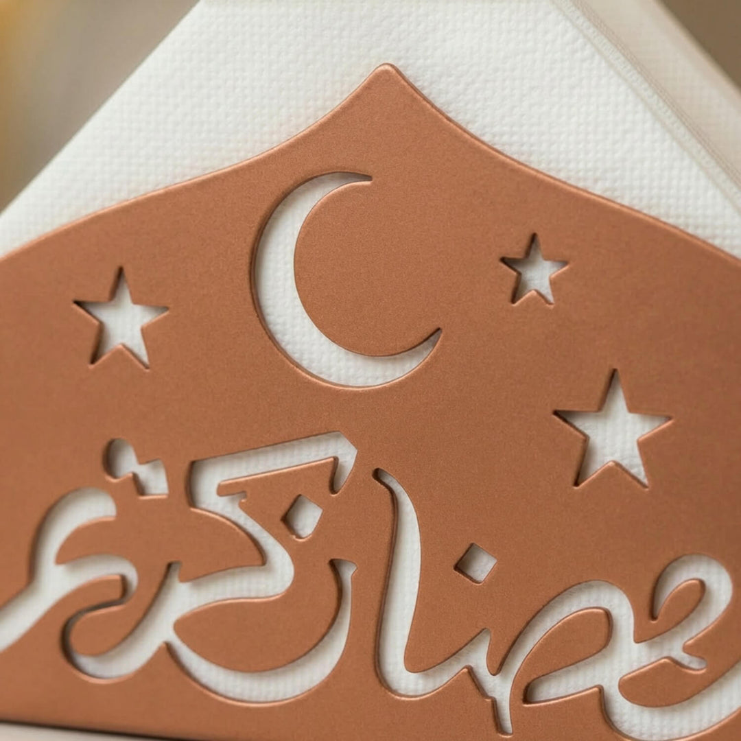 Ramazan Kerim yazısı, hilal ve yıldız kesimlerinin bakır metal peçetelik üzerinde yakın çekimi