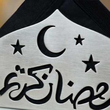 Ramazan Kerim yazısı, hilal ve yıldız kesimlerinin gümüş metal peçetelik üzerinde yakın çekimi