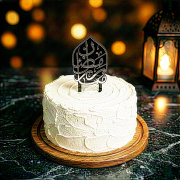 Siyah üzeri gümüş akrilik Ramazan Mübarek pasta süsü, mermer zeminde pasta üzerinde