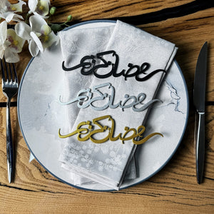 Siyah, gümüş ve altın Ramazan Kerim metal peçete süsü renkleri, tabak üzerindeki peçetenin üstünde