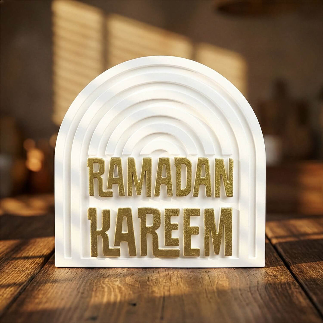 Altın yaldızlı Ramazan Kerim taş dekoru, ahşap masanın üzerinde ön ve hafif uzak görünüm