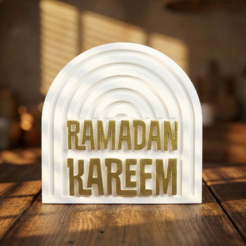 Altın yaldızlı Ramazan Kerim taş dekoru, ahşap masanın üzerinde ön ve hafif uzak görünüm