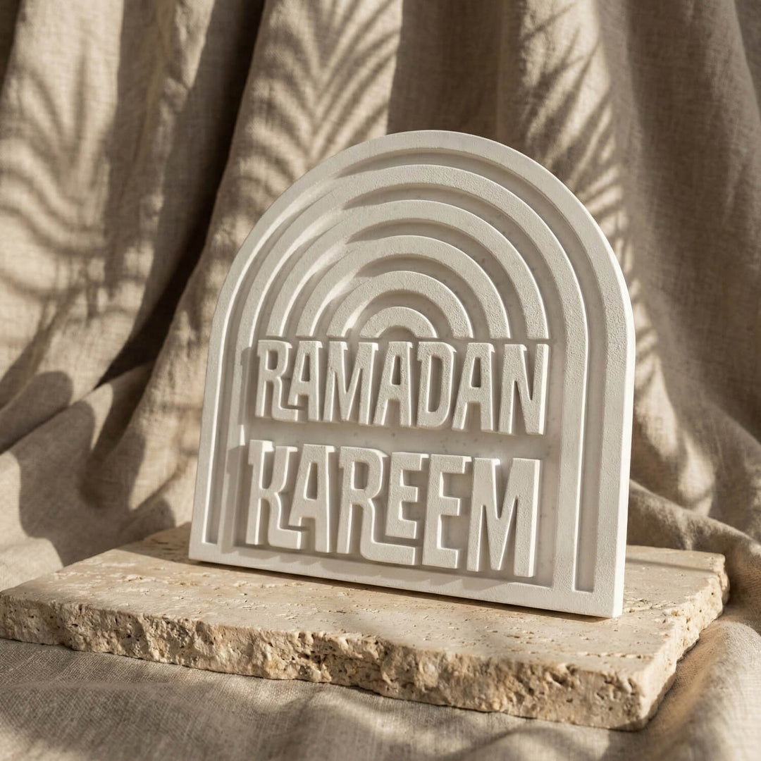 Doğal taş rengi kemerli Ramazan Kerim kabartmalı taş masa üstü dekor, taş plaka üzerinde keten perde önünde