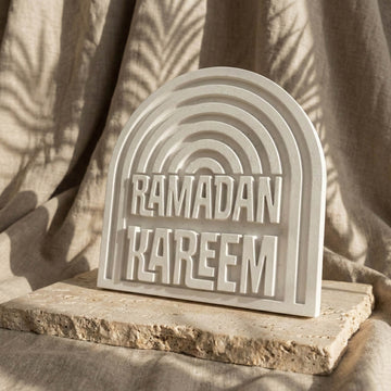 Doğal taş rengi kemerli Ramazan Kerim kabartmalı taş masa üstü dekor, taş plaka üzerinde keten perde önünde