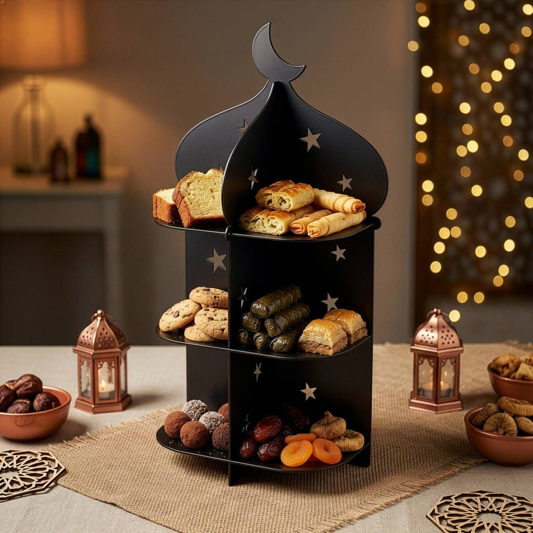 Siyah 3 katlı metal minare sunum standı, yıldız oymalı yan panelli, iftariyelik ikramlarla dolu