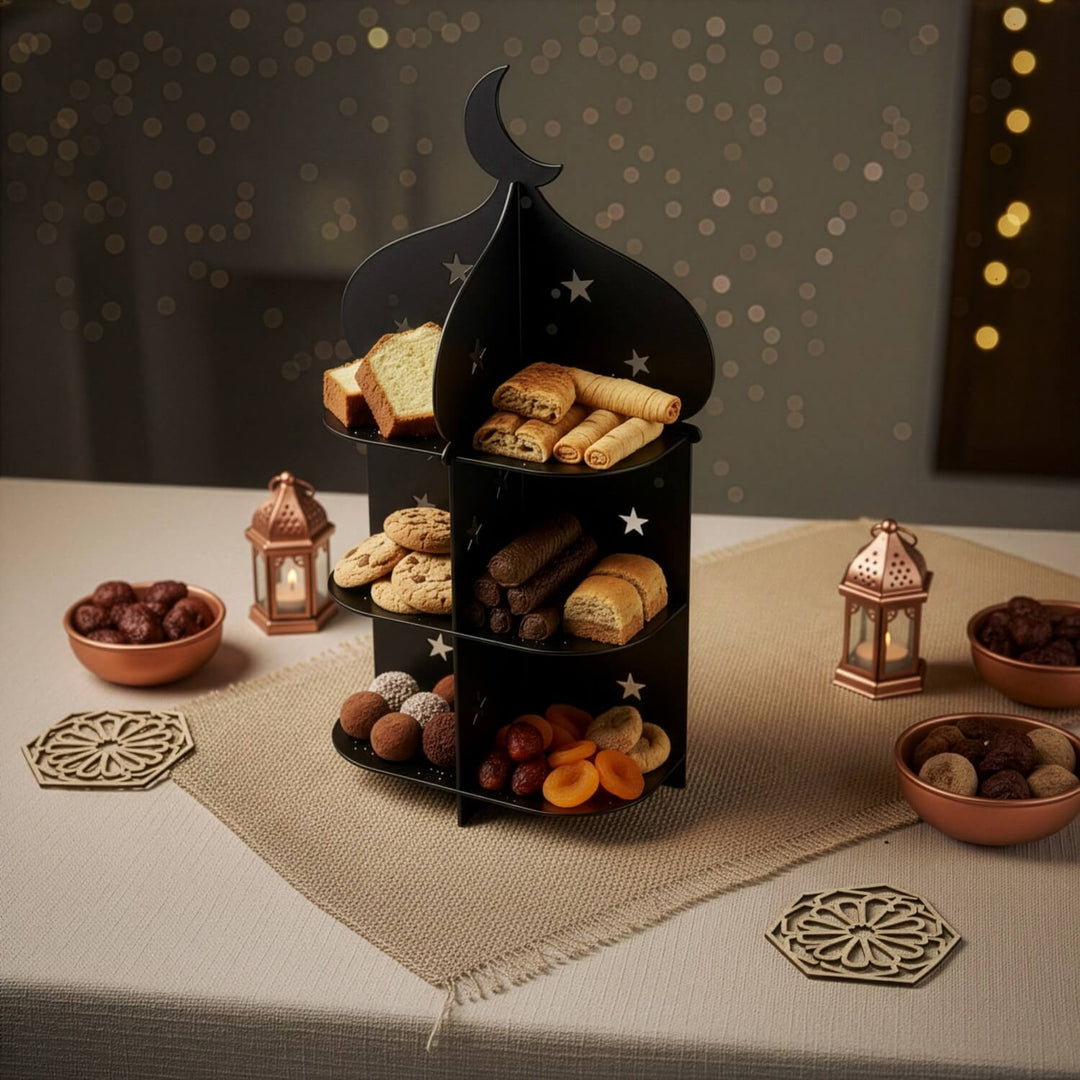 Siyah metal minare sunum standı, uzaktan çekimle odadaki ışıklar önünde iftar ikramlarıyla