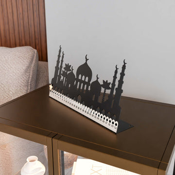 Metal Ramazan takvimi, yandan alçak açıdan cami silüeti ve numaralı gün şeridi görünümü