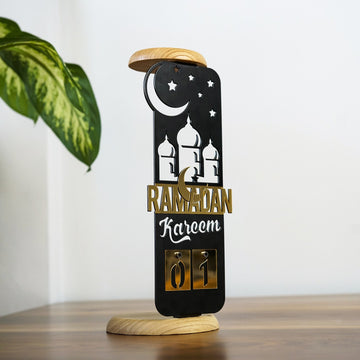 Ramazan takvimli metal mumluk, ahşap taban ve üst tablayla hafif yandan açılı görünüm