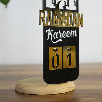 Takvimli metal mumluğun 01 rakamlı altın plakaları ve Ramazan Kerim yazısının yakın çekimi