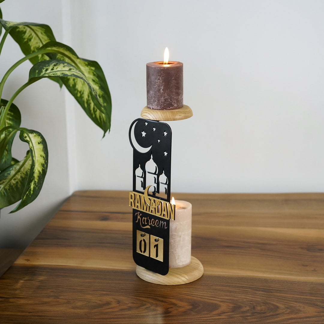 yan acidan ahsap standli ramazan takvimi seklindeki metal mumlugun tasarimindaki hilal ve kubbeler gorunuyor islamicwallarttr