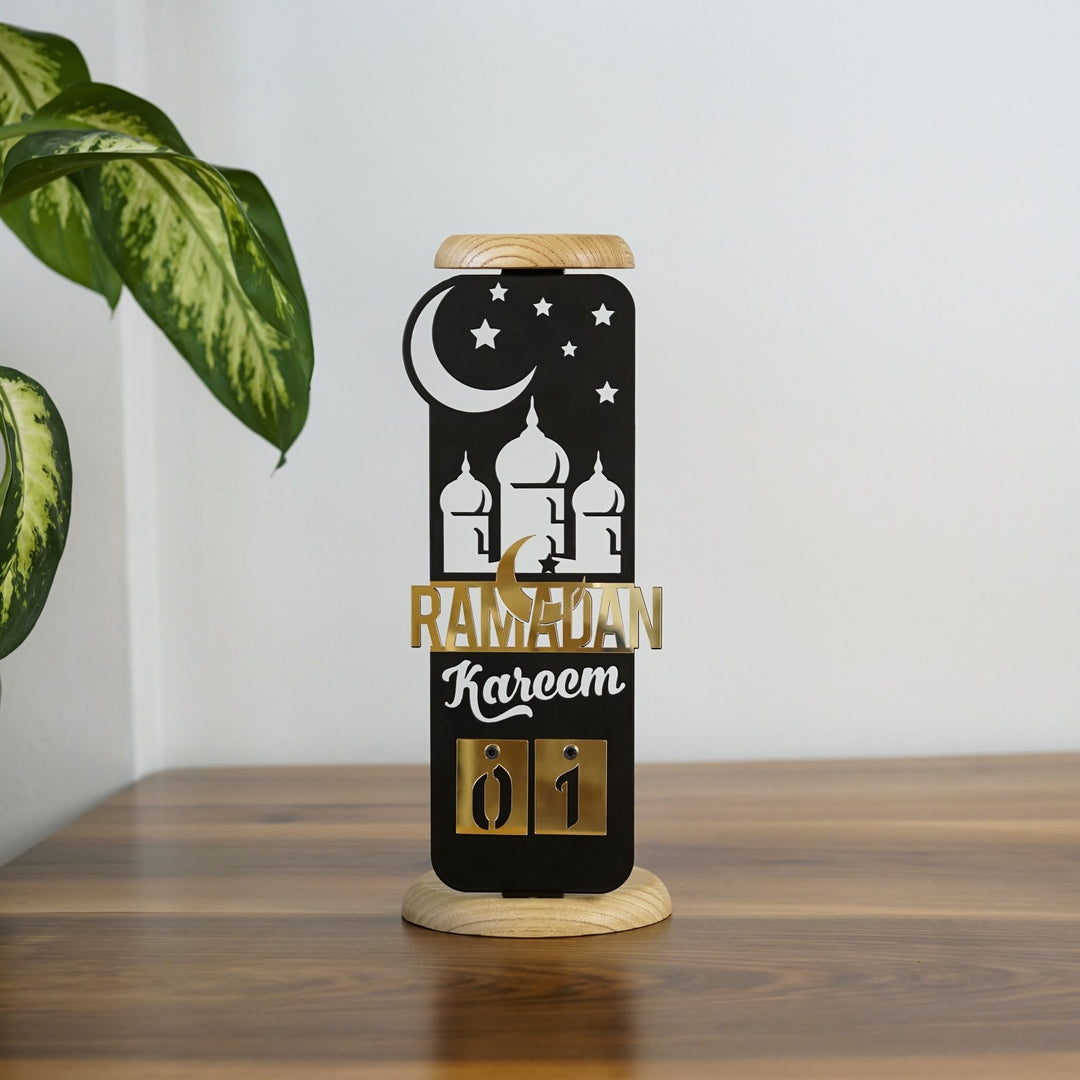 altin rengi pleksi ile ramazan yazan ve hilal bulunan metal tasariminda da ay kubbeler yildizlar ve kerim yazan takvim seklinde ahsap tablali mumluk islamicwallarttr