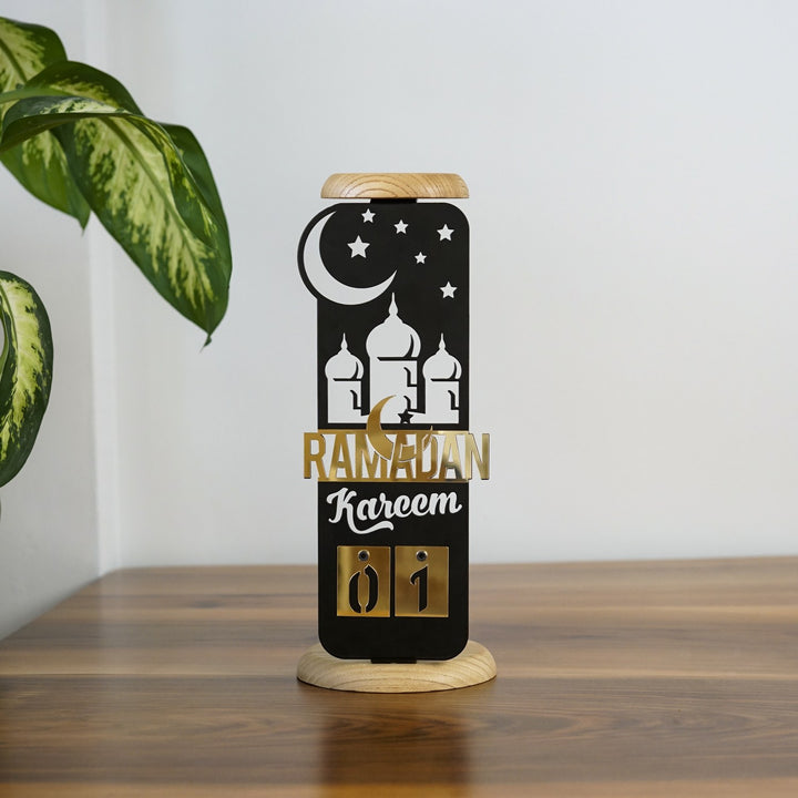 altin rengi pleksi ile ramazan yazan ve hilal bulunan metal tasariminda da ay kubbeler yildizlar ve kerim yazan takvim seklinde ahsap tablali mumluk islamicwallarttr