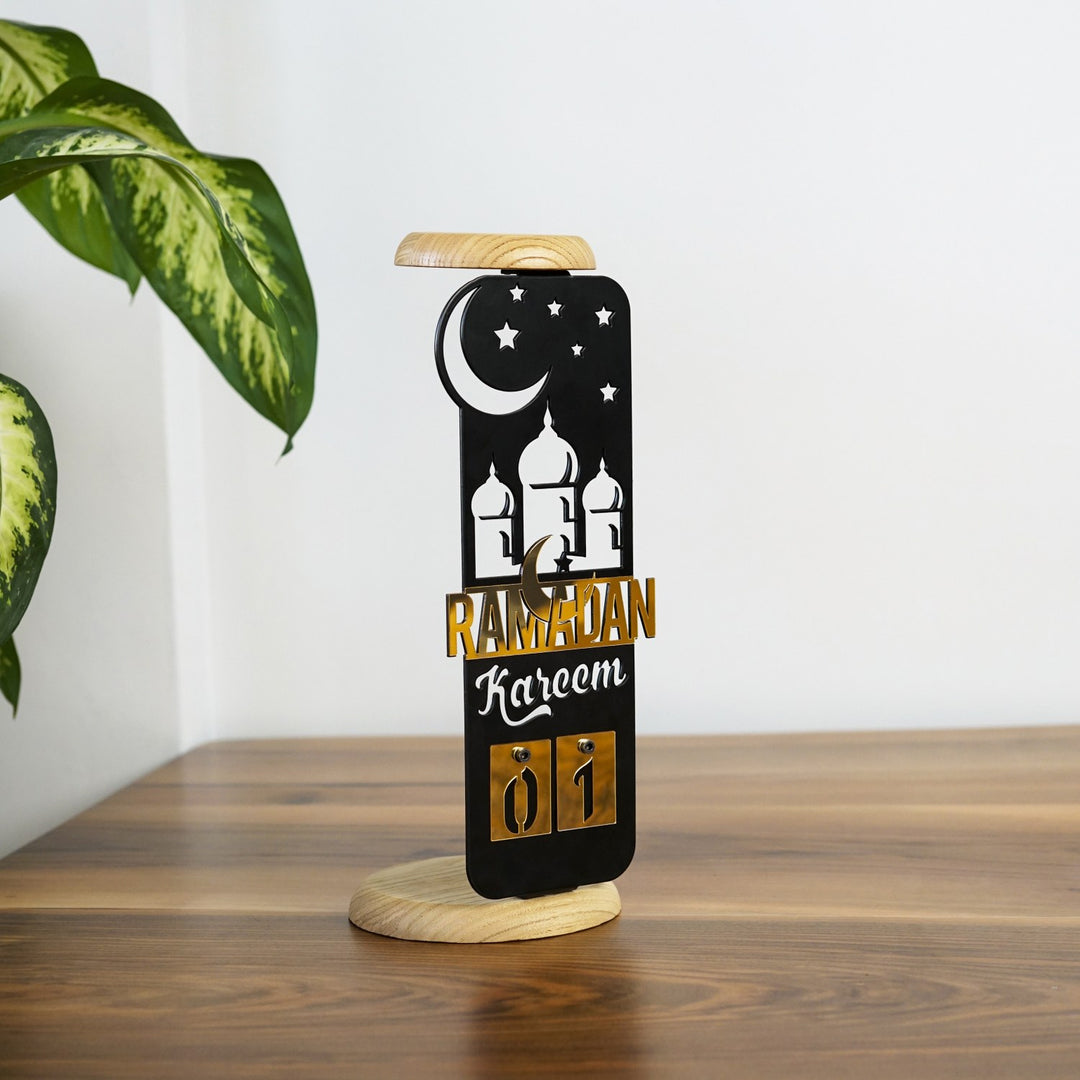 altin rengi pleksi ile ramazan yazan ve hilal bulunan metal tasariminda da ay kubbeler yildizlar ve kerim yazan takvim seklinde ahsap tablali mumlugun yandan gorunumu islamicwallarttr