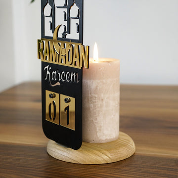 Mumluğun alt tablasında yanan mum ve Ramazan Kerim yazısı ile 01 rakamlarının yakın çekimi