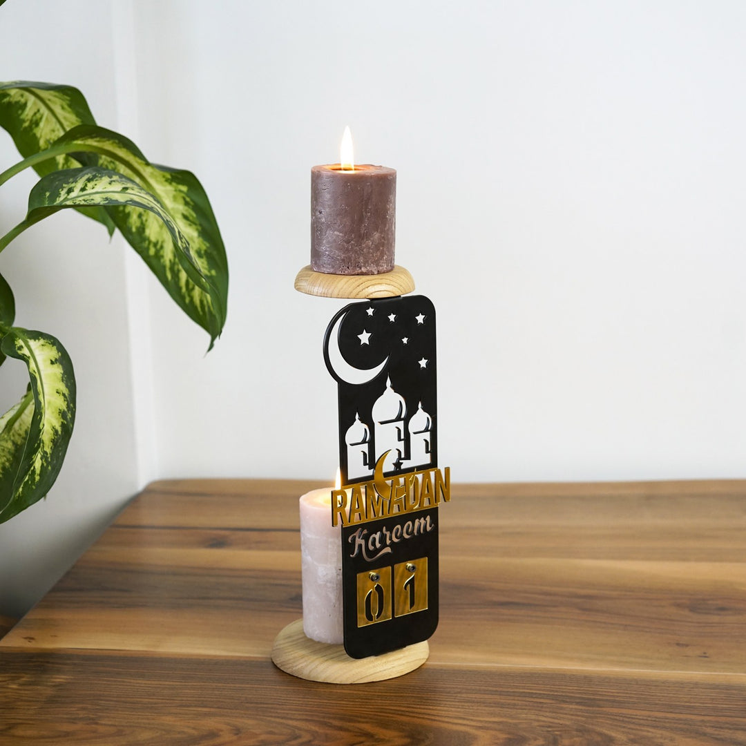 ramazan kerim yazan ve ramazan temalariyla tasarlanan takvim seklindeki metal mumlugun alt ve ust tablasinda mumlar yaniyor islamicwallarttr