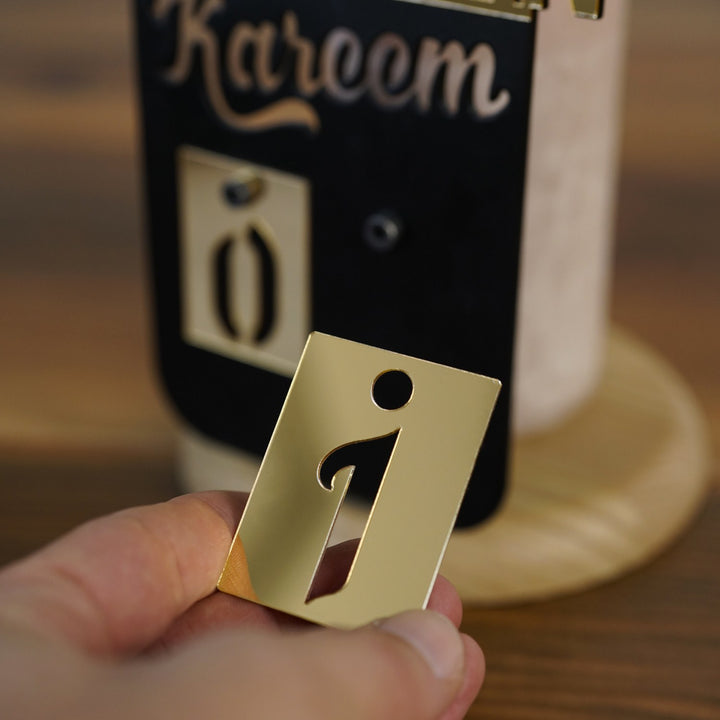 ramazan takvimi seklinde tasarlanan metal mumluk uzerindeki ramazan gunlerini belirten ahsap ustu pleksi rakam islamicwallarttr