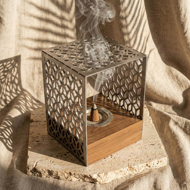 Ahşap Standlı Metal Tütsülük – Geometrik Motifli Minimalist Tasarım