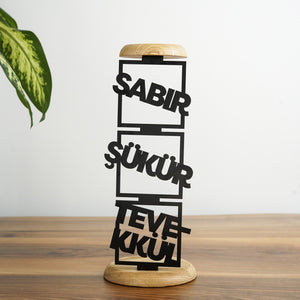 Sabır Şükür Tevekkül yazılı siyah metal mumluk, alt ve üst ahşap tablasıyla ön görünüm, mumsuz