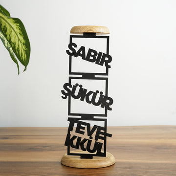 Sabır Şükür Tevekkül yazılı siyah metal mumluk, alt ve üst ahşap tablasıyla ön görünüm, mumsuz