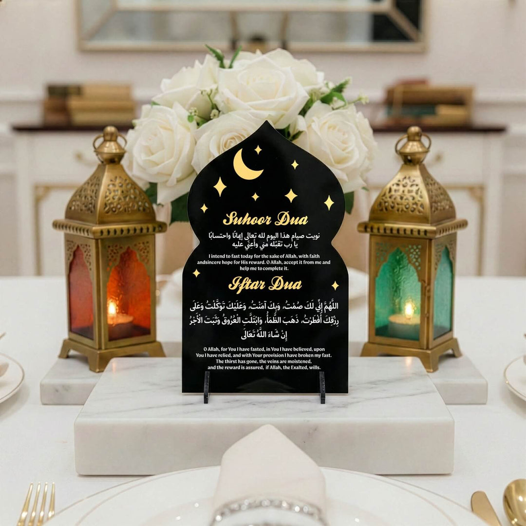 Altın başlıklı İngilizce Suhoor Dua ve Iftar Dua yazılı siyah akrilik mihrap stand, sofrada fener önünde