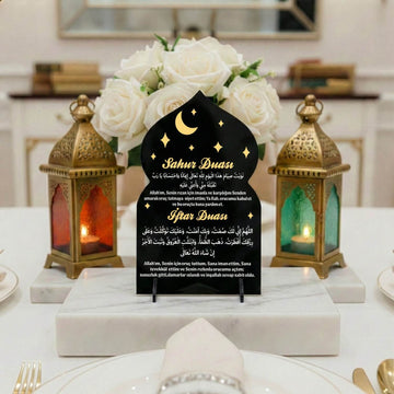 Altın başlıklı Türkçe Sahur ve İftar Duası akrilik mihrap formlu masa dekoru, iftar sofrasında fenerlerle