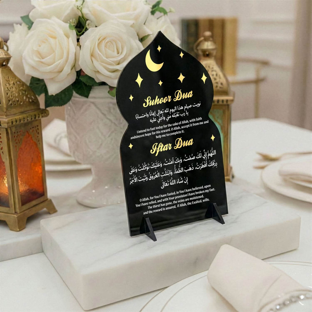 Altın başlıklı İngilizce dua metinli siyah mihrap formlu akrilik stand, güllerle sofrada yakın çekim