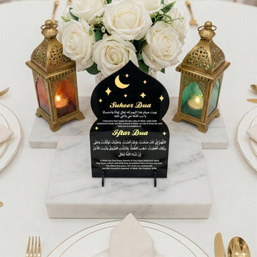 Altın başlıklı İngilizce Suhoor Dua ve Iftar Dua standı, mermer altlıkta iki fener arasında üstten görünüm