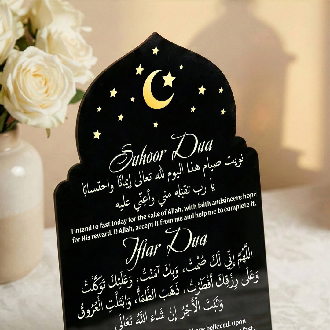 siyah akrilik uzerine uv baski ile sahur ve iftar dualarinin ingilizce ve arapca yazildigi masaustu dekor yakin  cekim islamicwallarttr