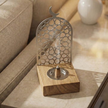 Selçuklu Yıldızı desenli gümüş renk metal tütsülük, konik tütsü ve ahşap stand yakın kadraj