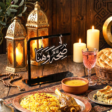 Kandil ve mum isiginda iftar sofrasi konseptli sihhat ve afiyet yazili siyah akrilik masa ustu susu islamicwallarttr