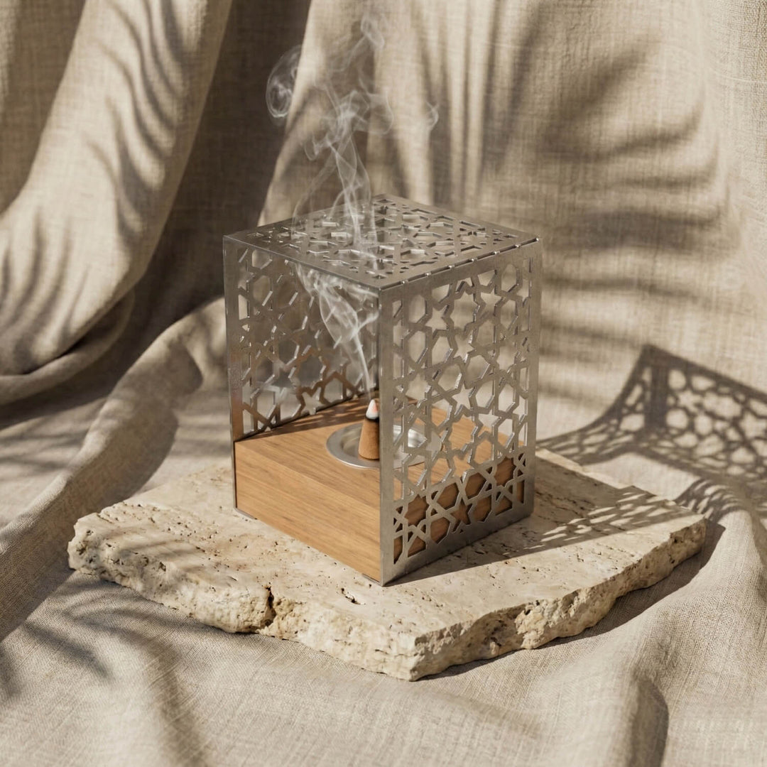 Ahşap Standlı Metal Tütsülük – İslami Motifli Rustik Tasarım