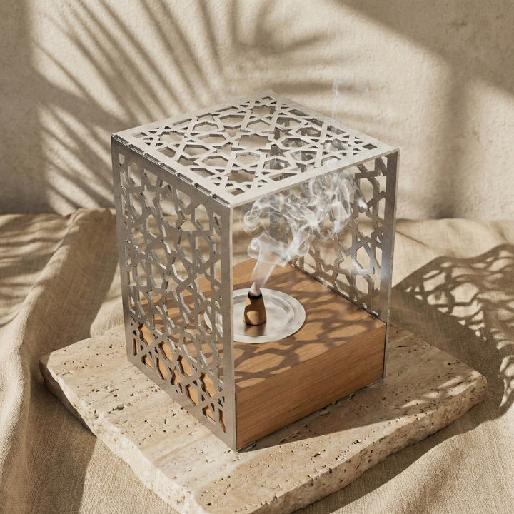 Ahşap Standlı Metal Tütsülük – İslami Motifli Rustik Tasarım