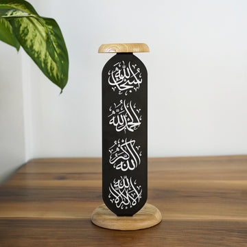 Siyah metal Sübhanallah, Elhamdülillah, Allahu Ekber, La İlahe İllallah mumluğu, meşe tabanlı; üstte ahşap disk
