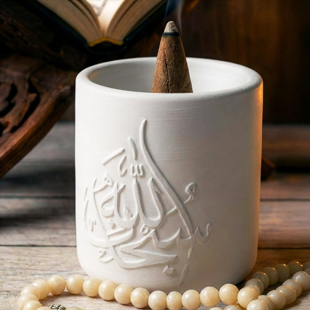 subhanallah elhamdulillah allahu ekber yazili beyaz tas buhurdanlik uzerinde konik bir tutsu bulunuyor islamicwallarttr